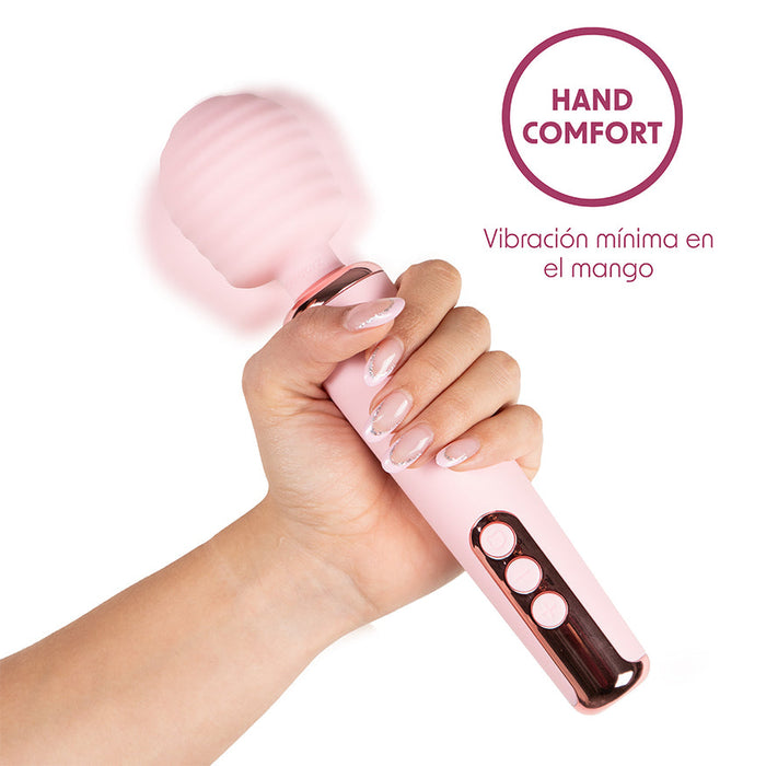 A hand holds the Intense Waterproof Rechargeable Wand Vibrator with App Control, featuring metallic accents and buttons. Spanish text says “Vibración mínima en el mango,” and a “Hand Comfort” label highlights its ultra-soft silicone head.