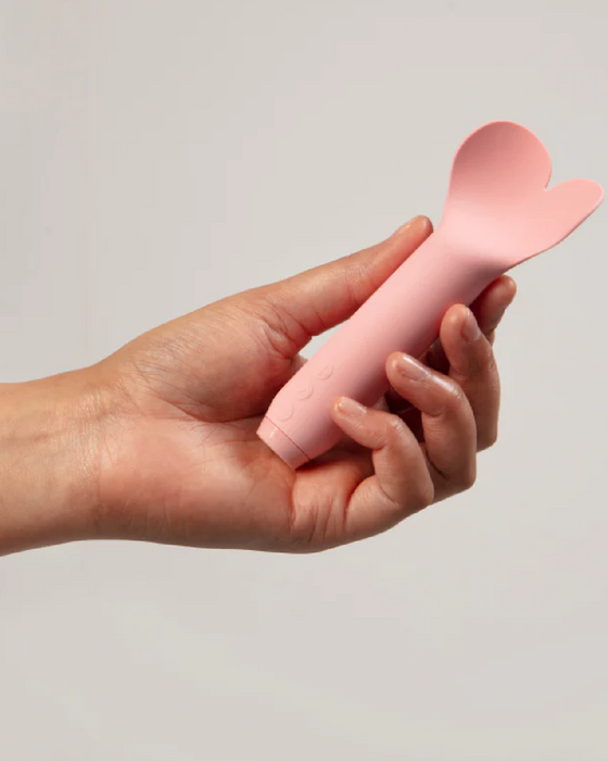 Je Joue Amour Heart Shaped Bullet Vibrator - Pink in model's hand 